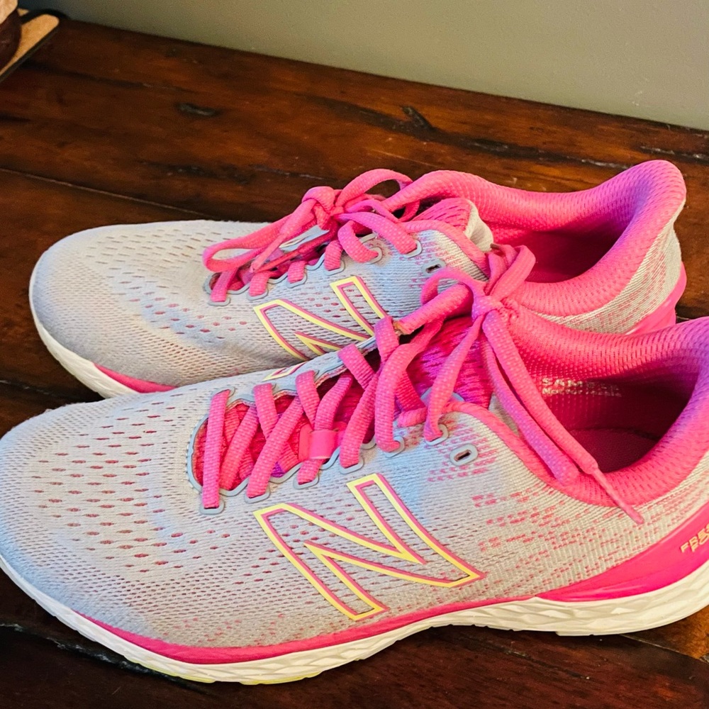 New Balance tennis shoes, Girls 6 or womens 7..5